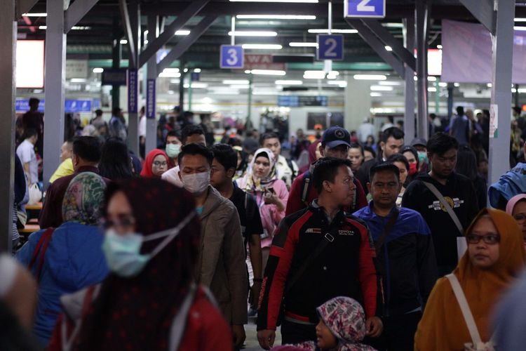 penumpang-krl-turun-dari-rangkaian-kereta-dan-berjalan-menuju-pintu-keluar-di-stasiun-manggarai.jpg