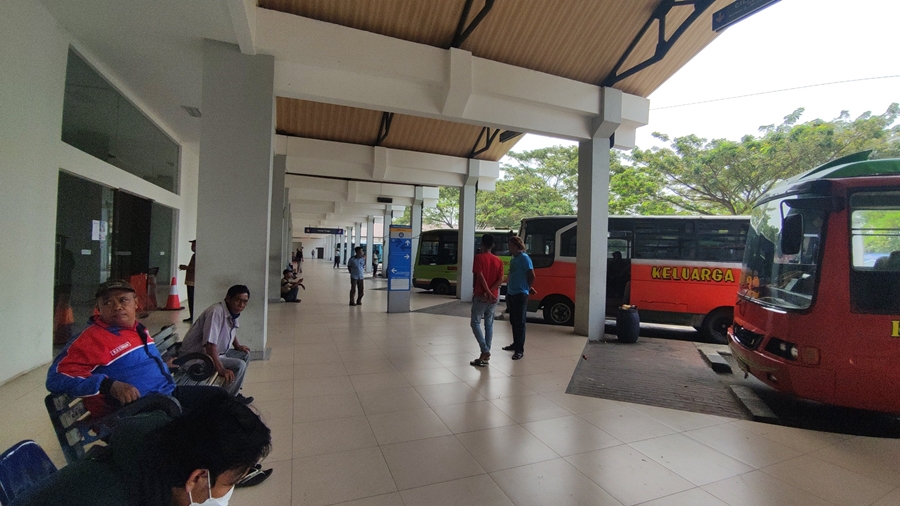 penumpang-terminal-bulupitu.jpg