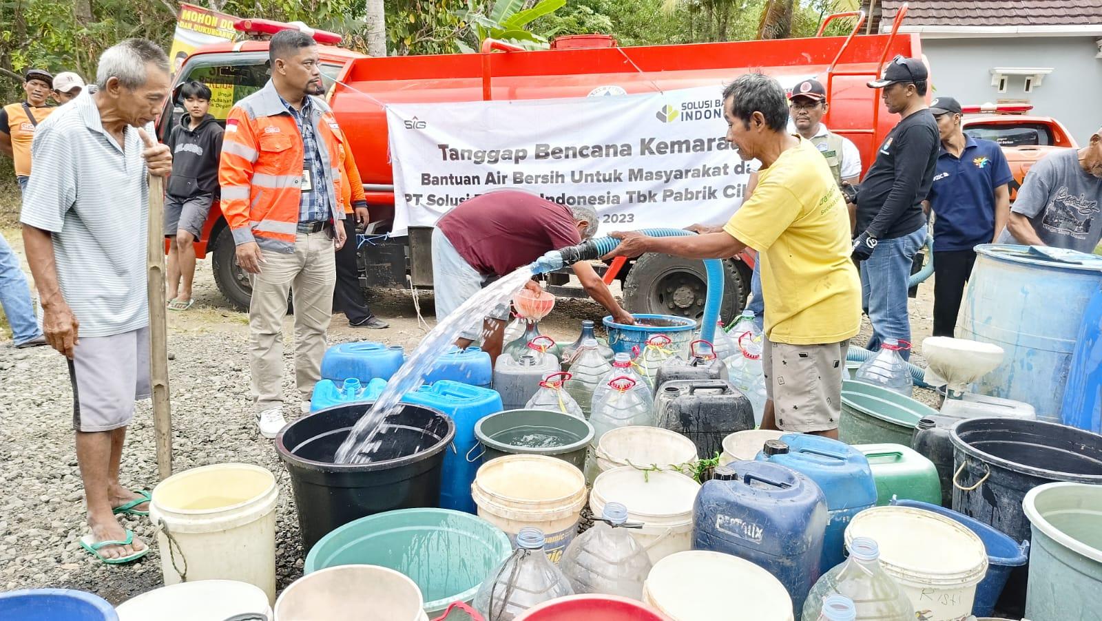 penyaluran-air-bersih-bpbd-dan-pdam-cilacap.jpg