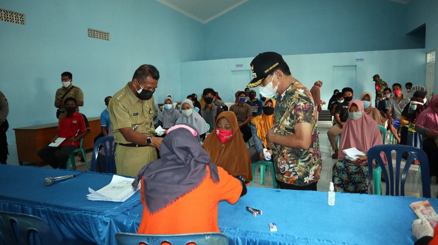 Pakai Kaus Oblong dan Topi, Cara Lain Bupati Banjarnegara Sidak Penyaluran BLT PPKM di Sigeblok