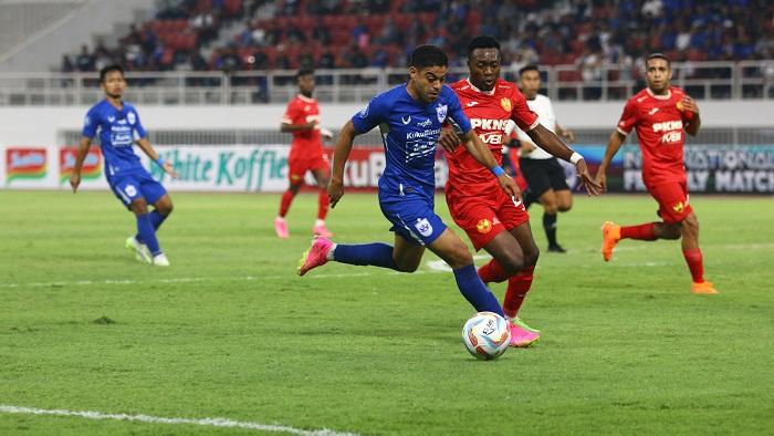 penyerang-psis-vitinho-dikawal-pemain-selangor-fc-rauf-salifu-minggu-1092023.jpg