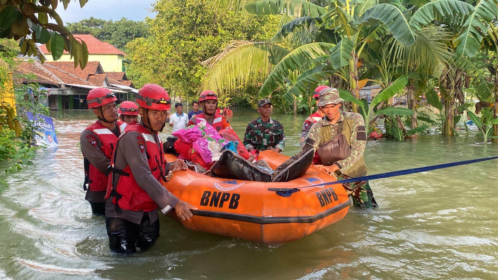 personel-tni-dan-polri-mengevakuasi-warga-banjir-demak.jpg