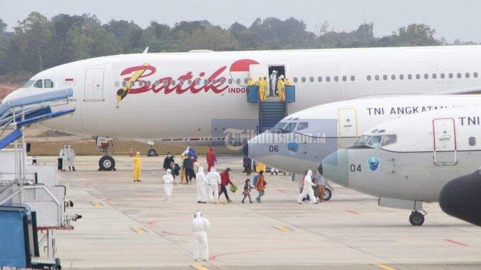 pesawat-evakuasi-wni-dari-china-tiba-di-batam.jpg