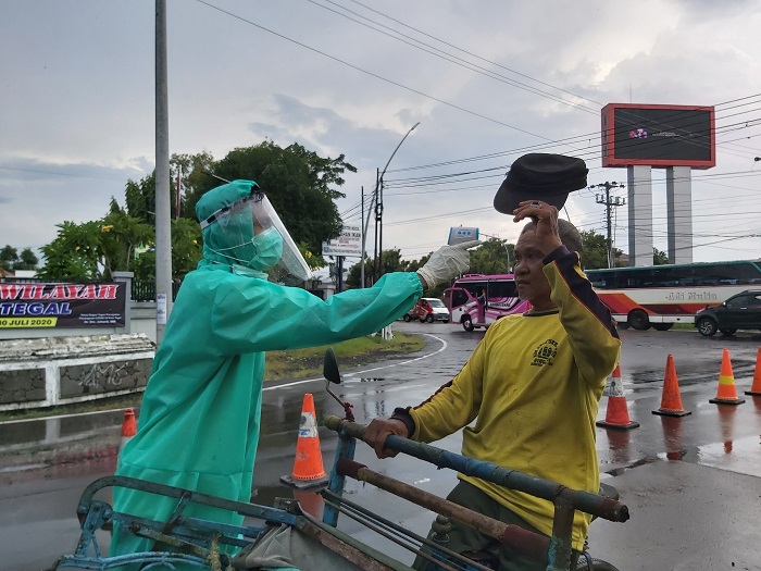 petugas-cek-kesehatan-di-akses-pintu-masuk-kota-tegal-di-jalan-proklamasi.jpg