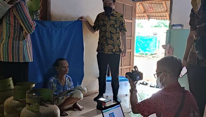 petugas-disdukcapil-jepara-merekam-data-warga-untuk-kartu-tanda-penduduk-elektronik-di-kaliaman.jpg