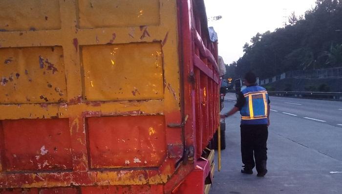 Banyak Truk Parkir di Bahu Jalan Tol Trans Jawa di Jateng, Mokhtar: Saya Pernah Hampir Menabrak