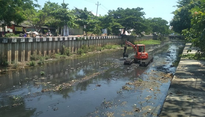 Sambut Datangnya Musim Hujan, DPU Kota Semarang Gencar Keruk Sedimentasi Sungai dan Gorong-gorong