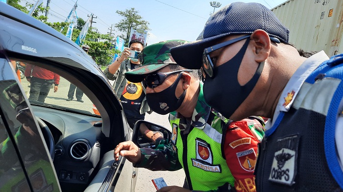 petugas-gabungan-di-pos-penyekatan-genuk-senin-1052021.jpg