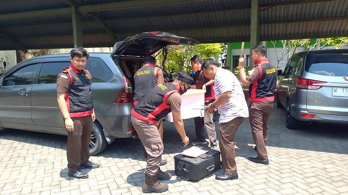 petugas-kejari-kudus-menyita-dokumen-dan-laptop-di-kantor-koni-kudus.jpg