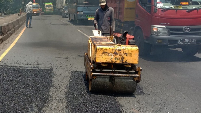 petugas-melakukan-penambalan-jalan-berlubang-di-ruas-jalan-pantura-batang-rabu-1622022.jpg