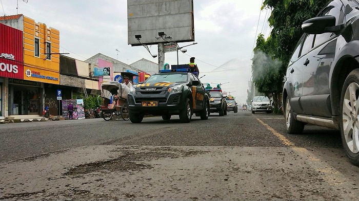 petugas-mengendarai-mobil-polisi-menyemprotkan-disinfektan-di-sekitar-alun-alun-pemalang.jpg
