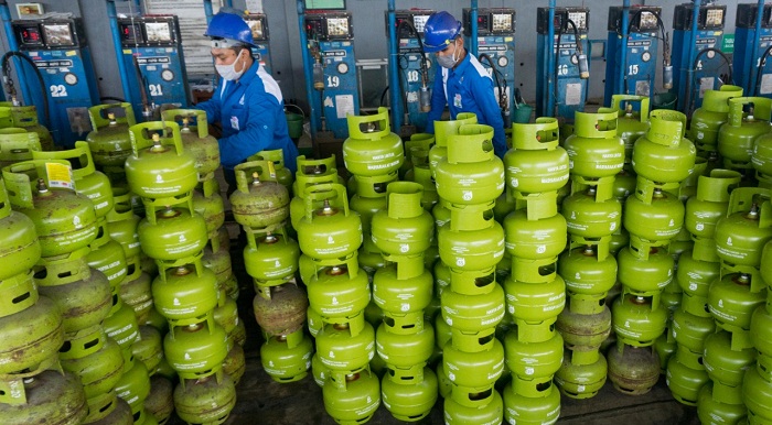 petugas-menyiapkan-elpiji-di-spbe-yang-akan-didistribusikan-ke-sejumlah-wilayah.jpg