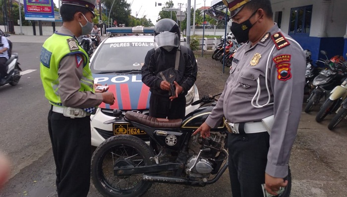petugas-satlantas-polres-tegal-kota-menilang-pengendara-sepeda-motor-berknalpot-brong.jpg