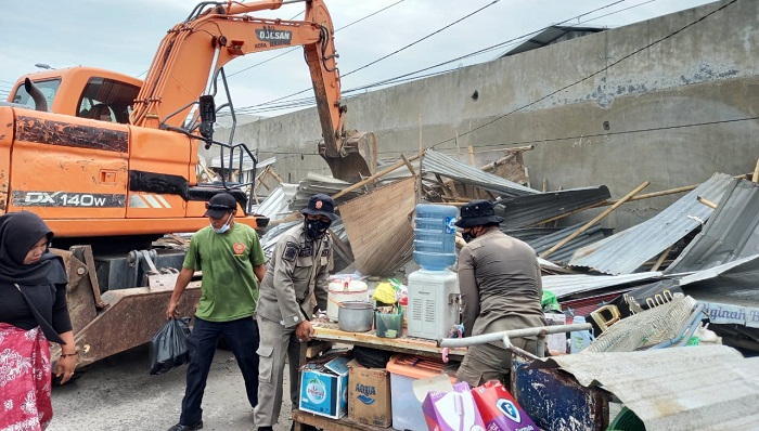 Ganggu Saluran Air, 38 Lapak PKL di Eks Terminal Terboyo Kota Semarang Dibongkar Paksa