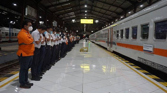 petugas-stasiun-purwokerto-melepas-keberangkatan-kereta-baturraden-ekspres.jpg