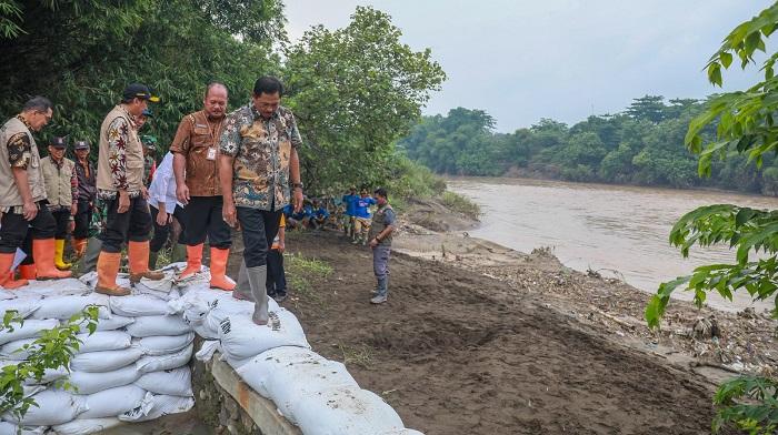 pj-gubernur-jateng-nana-sudjana-cek-lokasi-banjir-brebes-selasa-2722024.jpg