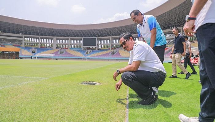 pj-gubernur-jateng-nana-sudjana-cek-stadion-manahan-solo-minggu-5112023.jpg