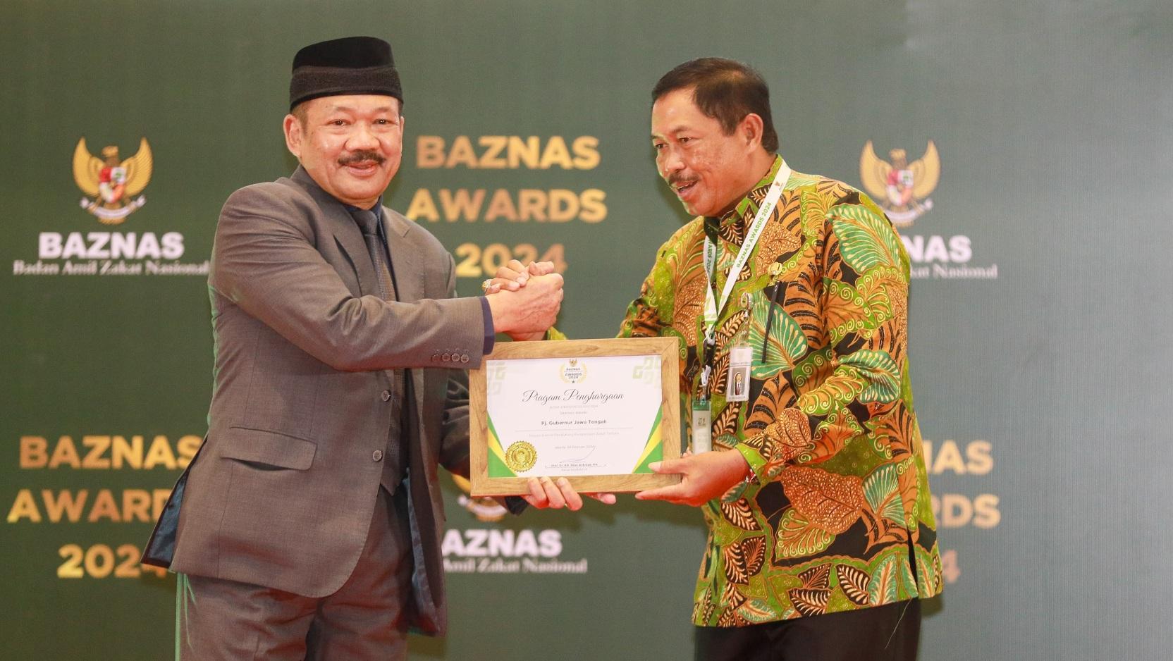 pj-gubernur-jateng-nana-sudjana-menerima-penghargaan-dari-baznas-ri.jpg