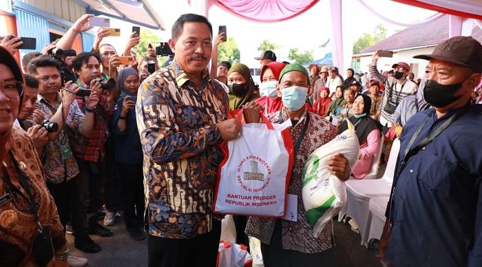 pj-gubernur-jateng-nana-sudjana-serahkan-bantuan-beras-ke-warga-sukoharjo.jpg