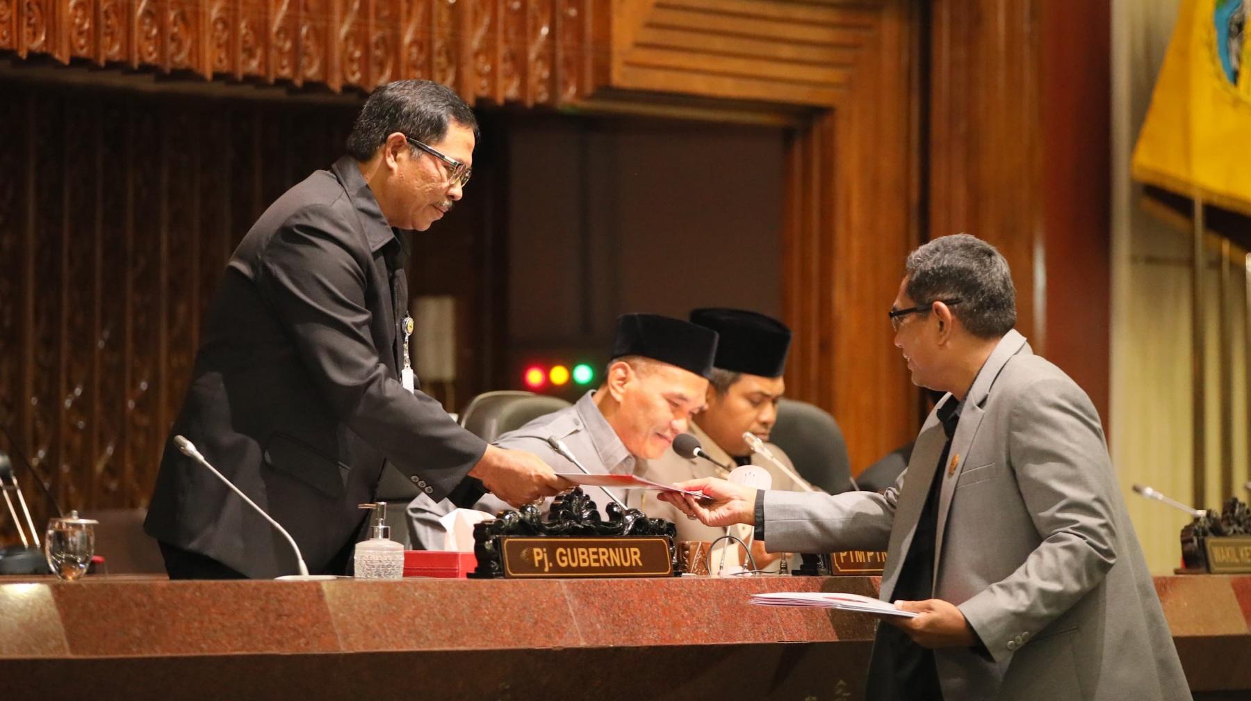 pj-gubernur-jateng-rapat-paripurna-apbd-2025.jpg