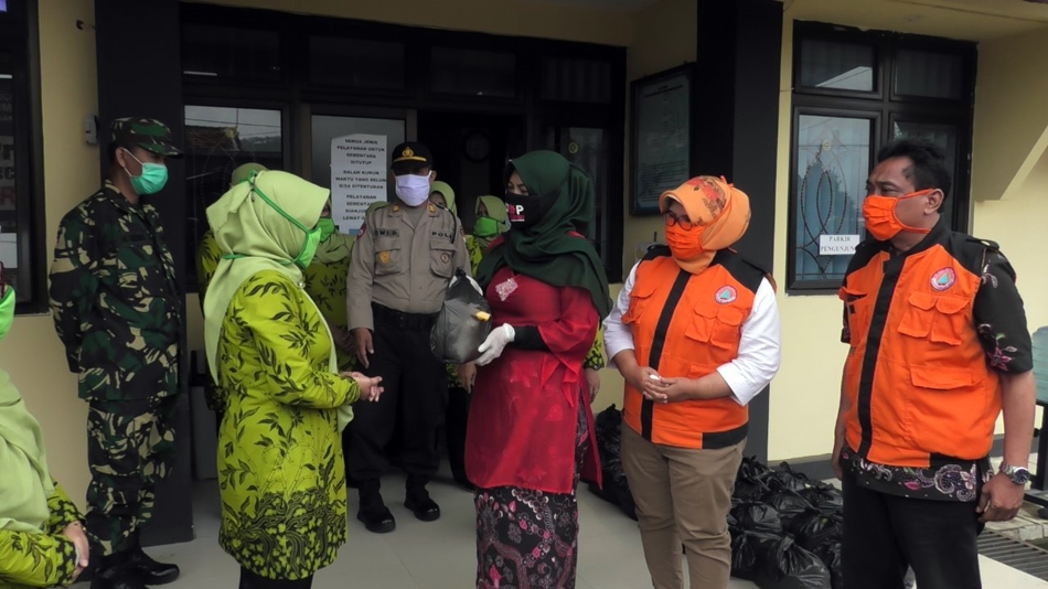 pkk-kabupaten-banyumas-bagi-sembako.jpg