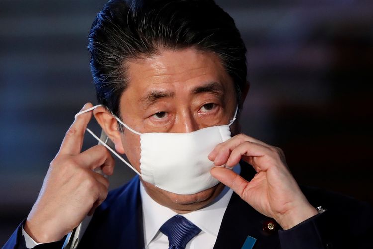 pm-jepang-shinzo-abe-memakai-masker-di-hadapan-media.jpg