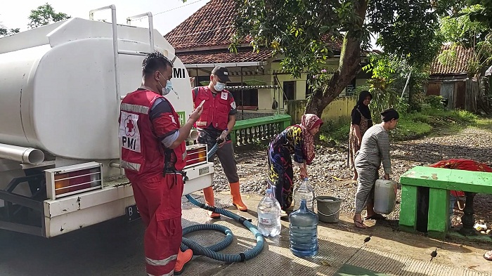 pmi-pekalongan-salurkan-air-bersih-kepada-korban-pencemaran-limbah-tekstil-di-buaran.jpg
