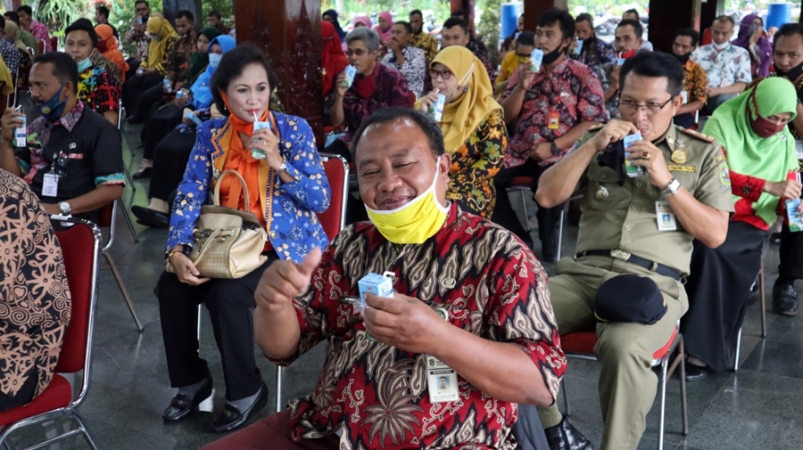 Naik Pangkat, 357 PNS Diajak Minum Susu Kotak Bersama Bupati Banjarnegara