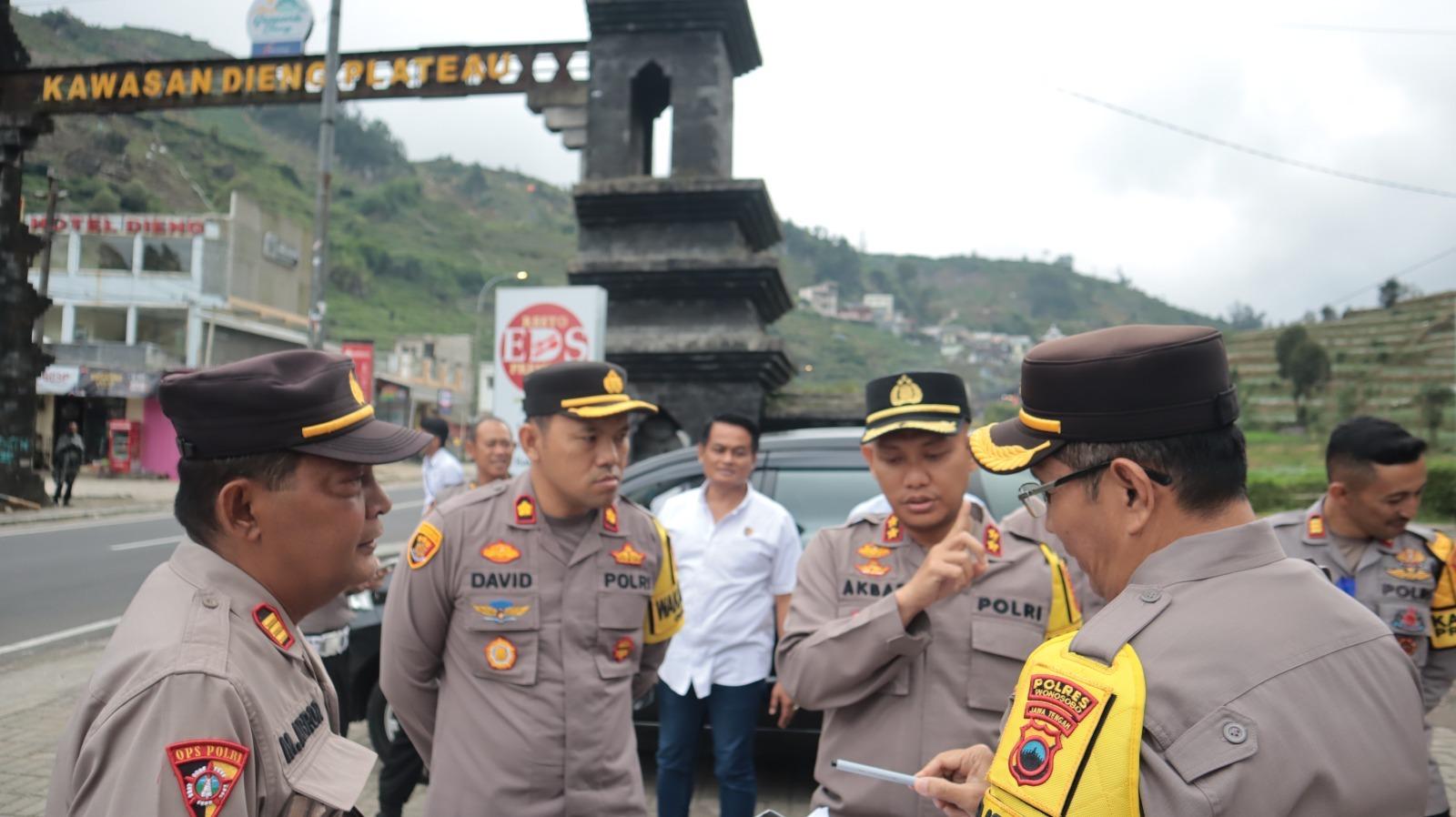 polisi-cek-wisata-dieng.jpg
