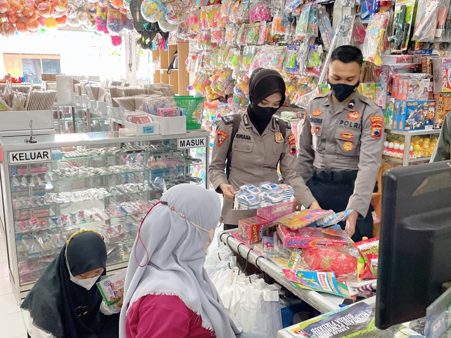 polisi-karanganyar-borong-mainan.jpg