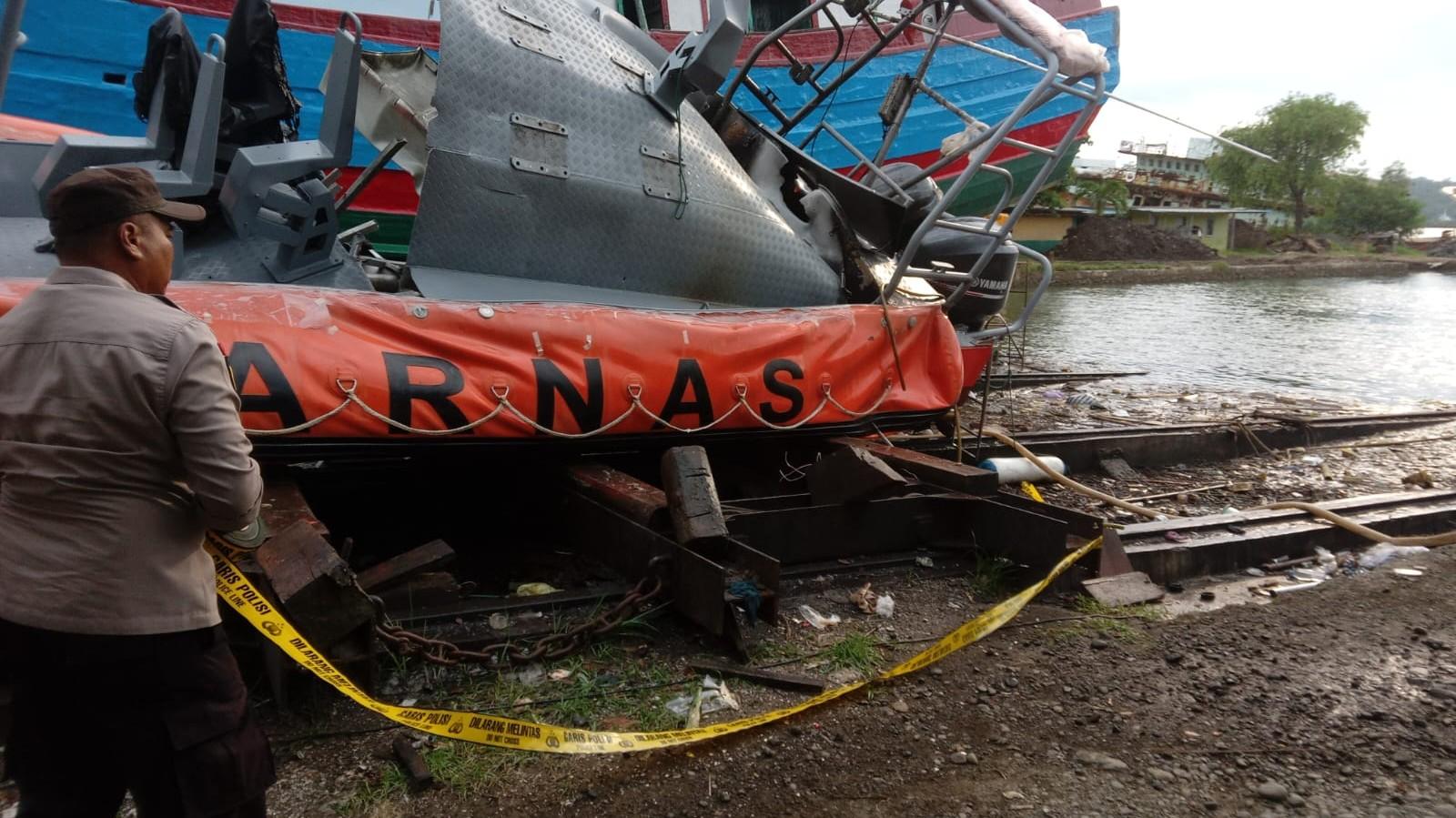polisi-memasang-garis-polisi-di-sekitar-kapal-basarnas-yang-meledak.jpg