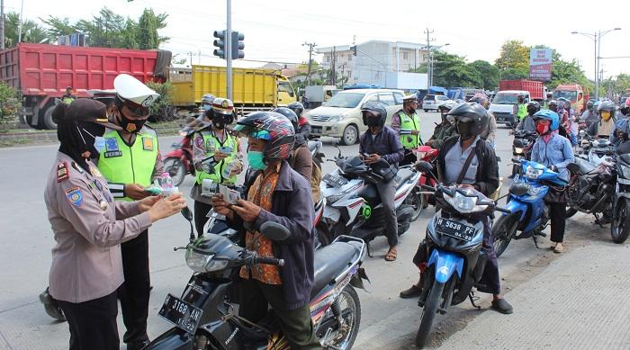 polisi-mengecek-kelengkapan-surat-kendaraan-dalam-operasi-kendaraan-di-kaligawe-semarang.jpg