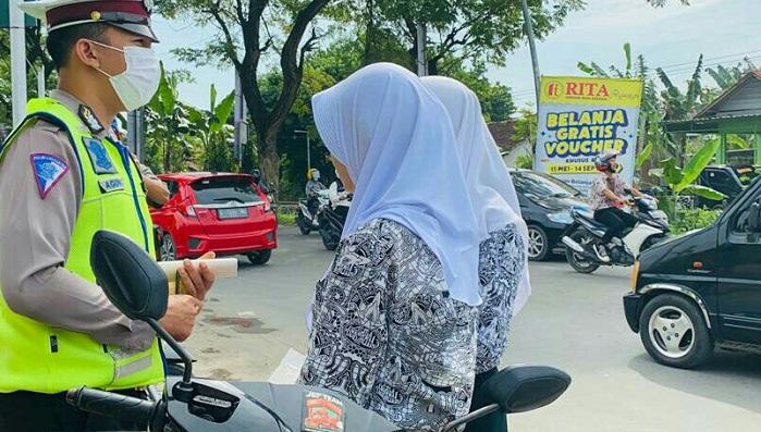 polisi-tilang-pelajar-tak-pakai-helm-di-tegal.jpg
