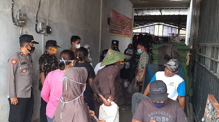 Tak Pakai Masker, Kerumunan di Depan Kios Tembaku di Pasar Patimuan Cilacap Dibubarkan Polisi