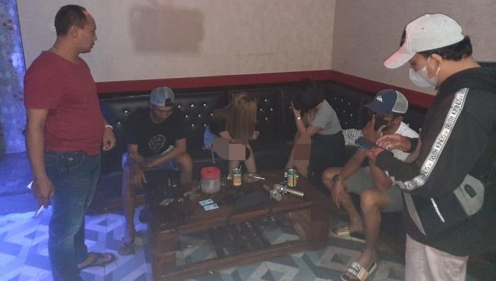 polres-kudus-menggelar-razia-tempat-karaoke-jumat-2122022.jpg