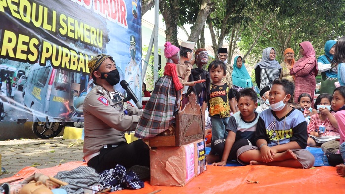 polres-purbalingga-memainkan-wayang-lalu-lintas-menghibur-anak-anak-di-pengungsian-erupsi-semeru.jpg