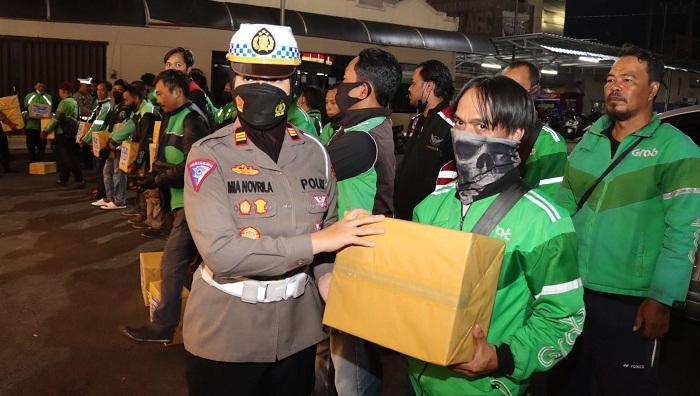 polres-purbalingga-serahkan-sembako-ke-pengemudi-ojek-daring-senin-592022.jpg