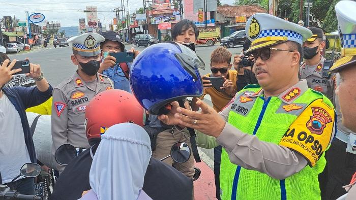 polresta-banyumas-bagikan-helm.jpg