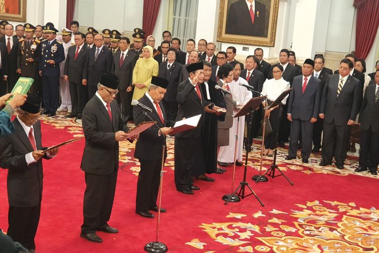 presiden-joko-widodo-melantik-anggota-dewan-pengawas-komi.jpg
