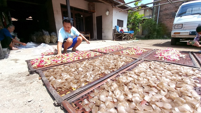 Produsen Kerupuk di Kudus Makin Babak Belur. Setelah Minyak Goreng, Kini Harga Tepung Tapioka Naik