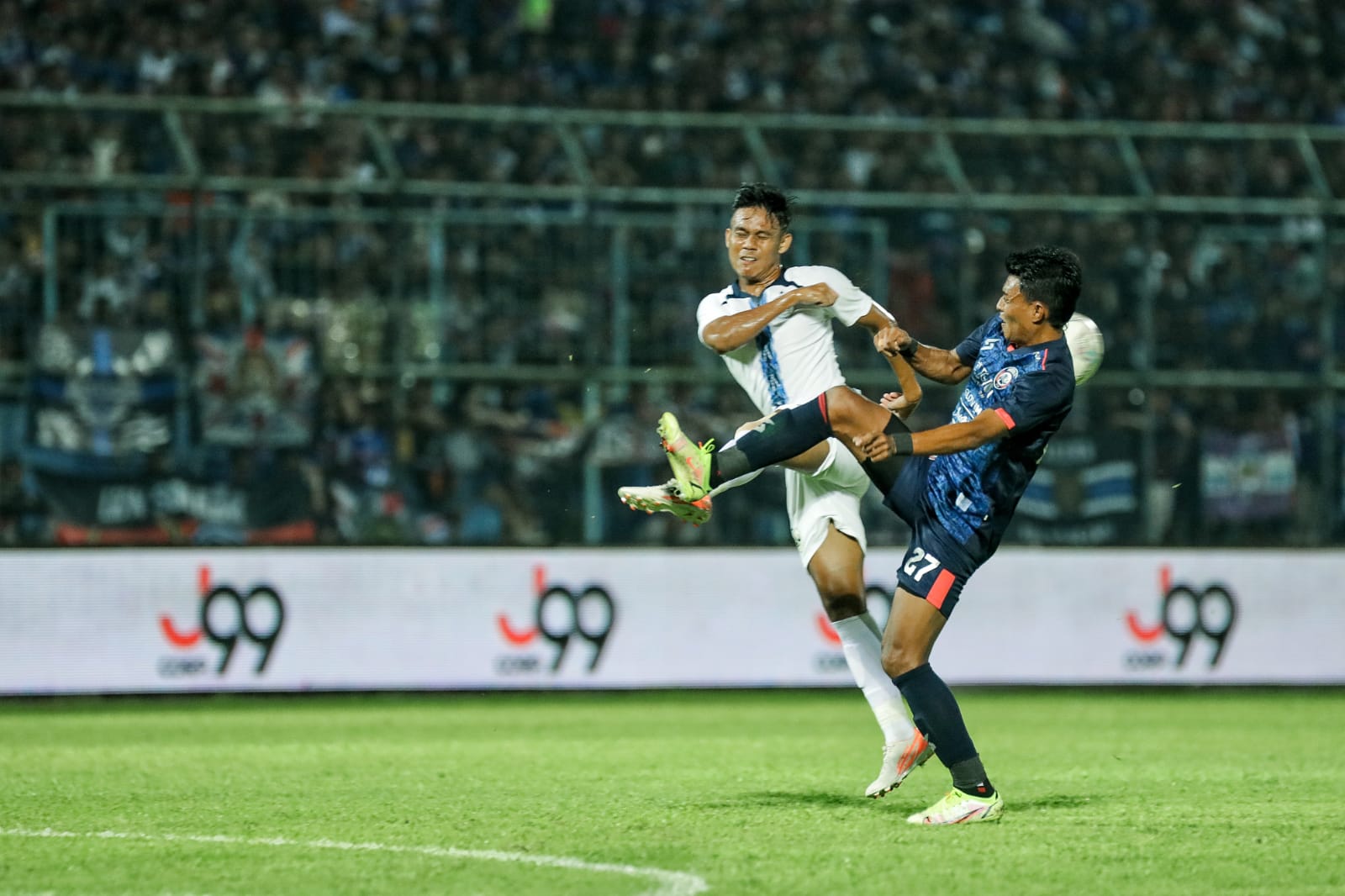 psis-vs-arema-di-laga-uji-coba-di-kanjuruhan-malang.jpg