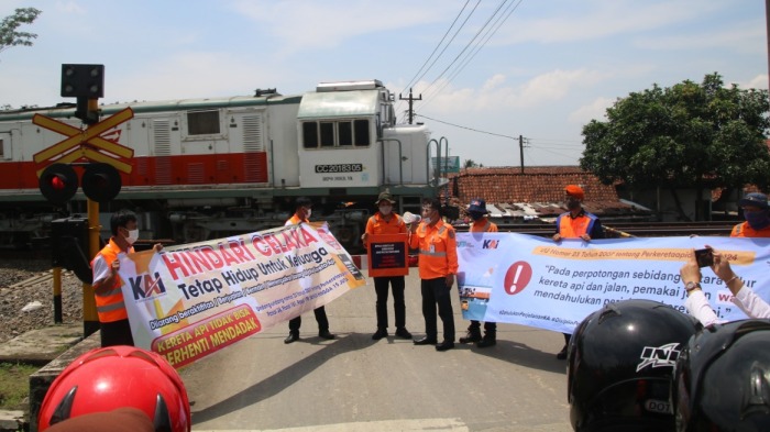 pt-kai-daop-5-purwokerto-menyosialisasikan-keselamatan-di-perlintasan-kereta-api.jpg