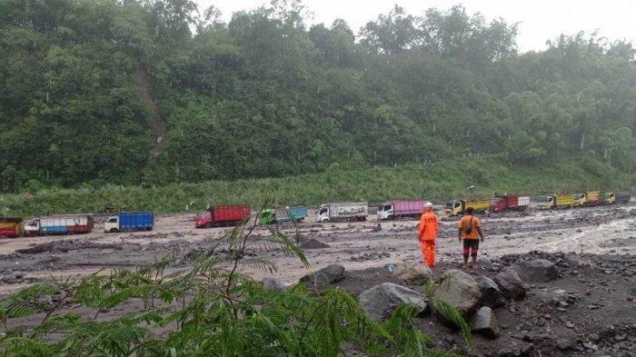 puluhan-truk-terjebak-banjir-lahar-hujan-di-bantaran-sungai-boyong-sleman.jpg