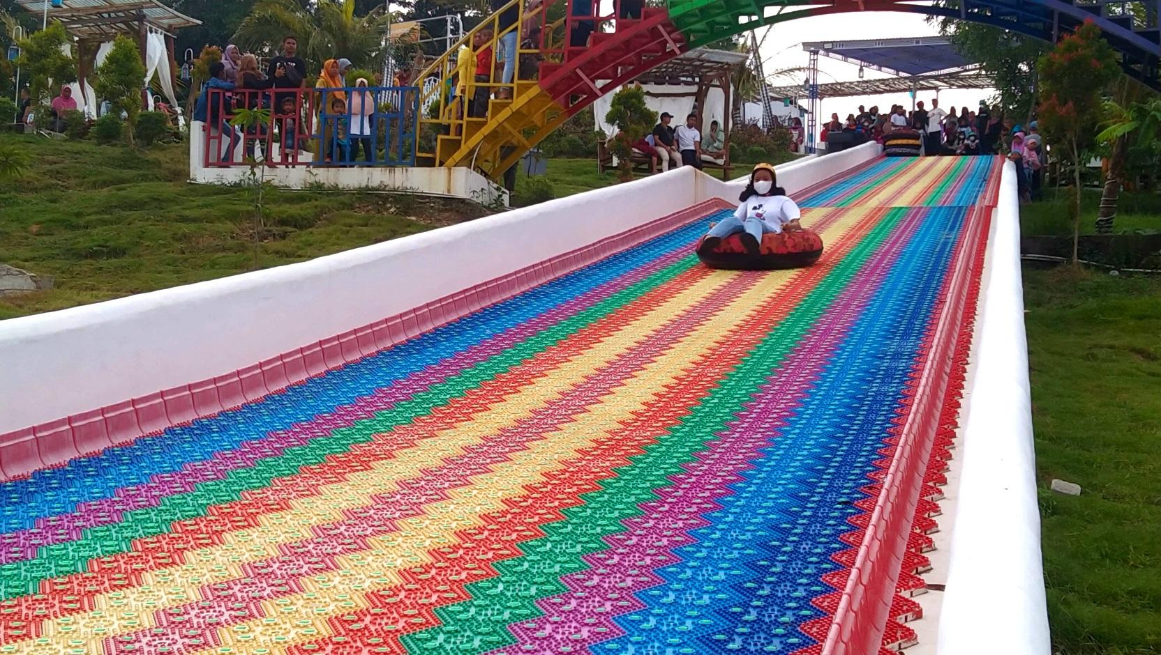 Uji Adrenalin di Rainbow Slide Sepanjang 80 Meter di Havana Hills Cilacap, Berani Coba?