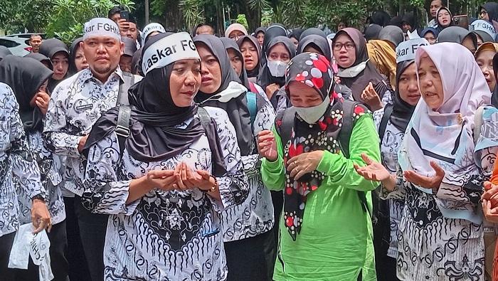 ratusan-guru-honorer-pemkab-tegal-tuntut-penambahan-kuota-pppk-2024.jpg