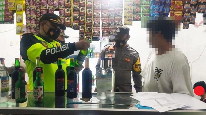 Sambangi Warung-warung di Tiga Desa, Anggota Polsek Kutasari Purbalingga Amankan 22 Botol Miras