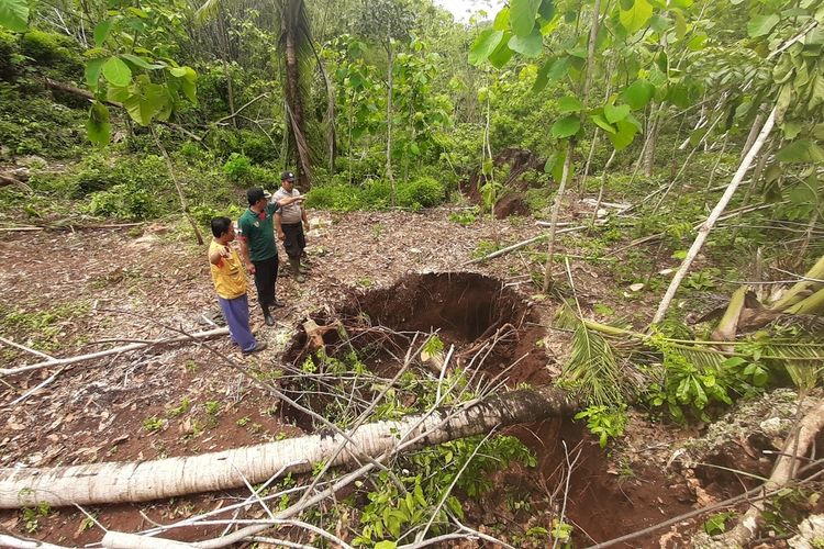 rekahan-tanah-di-dusun-brongkol-desa-purwodadi-kecamatan-tepus-gunungkidul.jpg