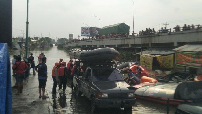relawan-bersiap-mengevakuasi-korban-banjir-demak-sabtu-1022024.jpg