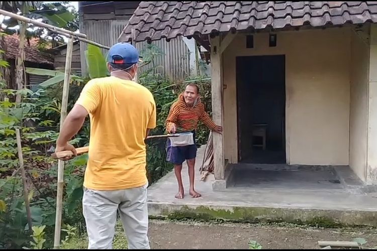 relawan-memberikan-bantuan-sembako-dan-uang-kepada-warga-yang-dikarantina-karena-corona.jpg