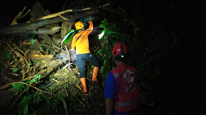 Tak Bisa Pulang akibat Jembatan Karanganyar Pekalongan Longsor, Warga Menginap di Balai Desa Lolong